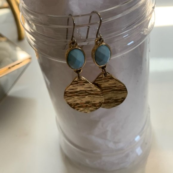 Gold Tone Earring with blue "stone" - Picture 3 of 4